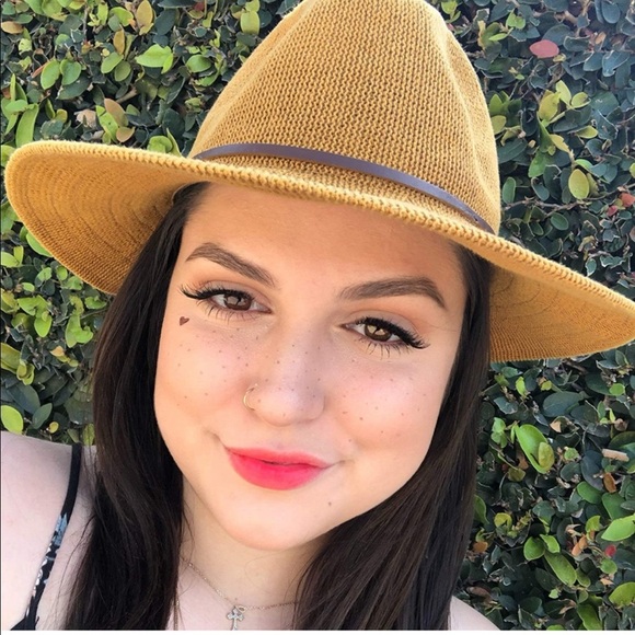 The Creme Faux Real Freckle Stamp - Picture 12 of 13